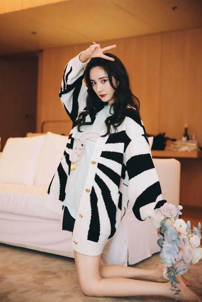 杨幂穿针织衫跪地露出白皙大美腿!雪肤玉貌太性感撩人_毛衣_条纹_杨小