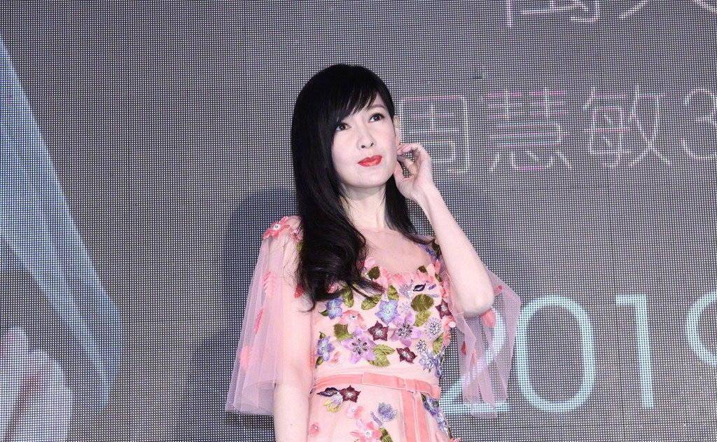 身材苗条 周慧敏51岁了？一袭粉色花朵纱裙美成仙，未修图说她31岁我也信！