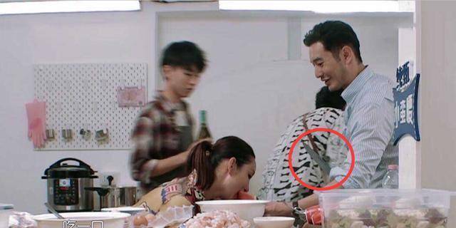 因为|《中餐厅》黄晓明给大家喂西瓜，谁注意到他的手了？