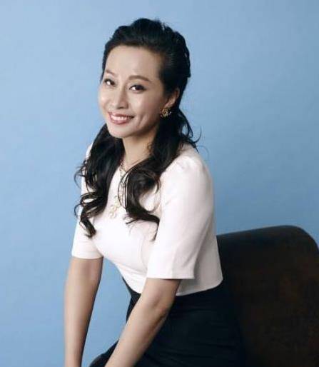 丈夫突然去世，春节上的喜剧演员从此消失，他再婚的女儿已11岁！封面图