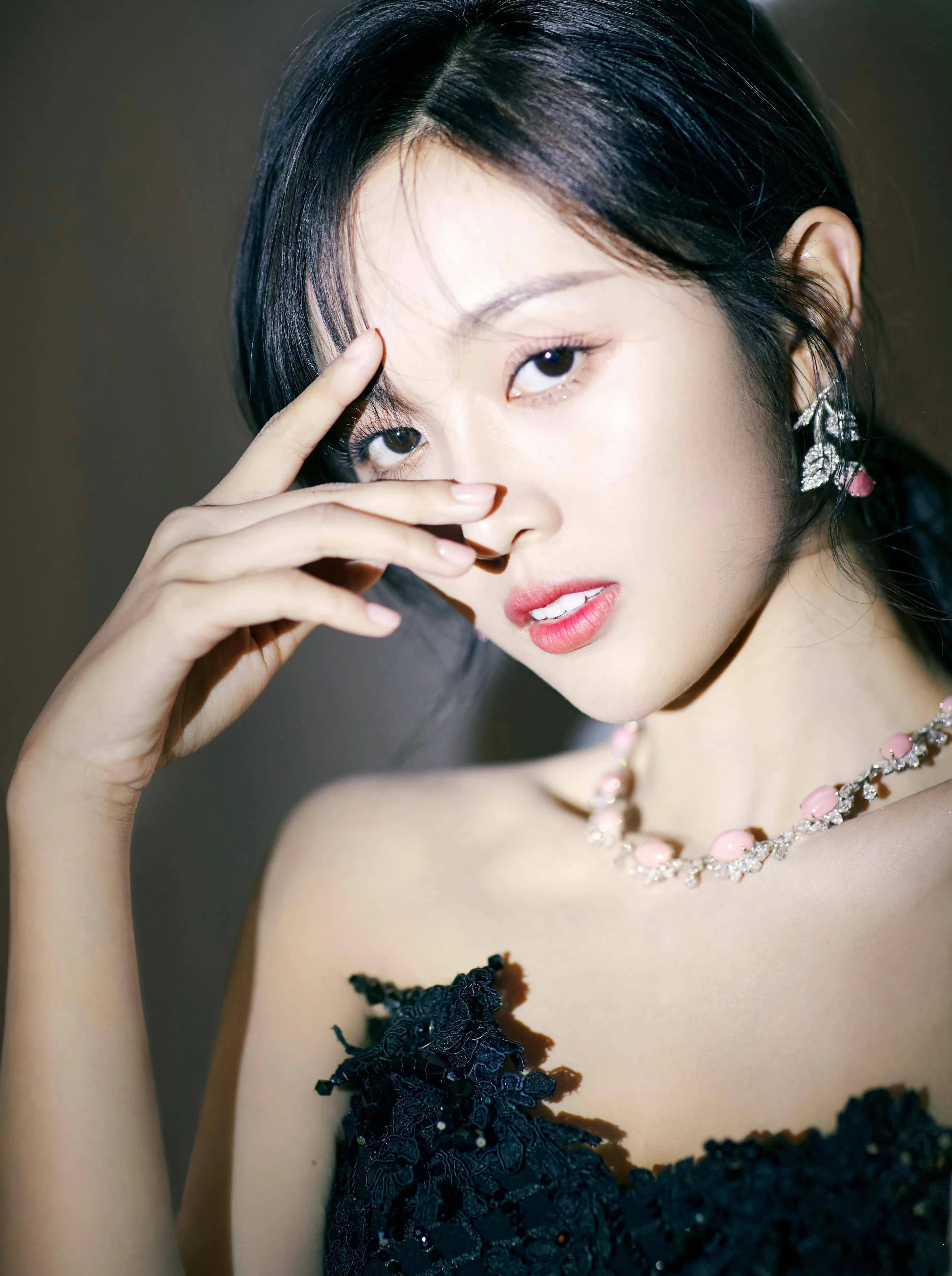 青春吴宣仪，青春活泼的女团美少女，精致颜值，犀利眼神，英气十足