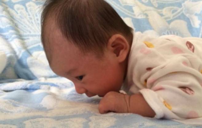 宝宝几个月会抓握正常 1577ebf05aec42b69c72ba363eddf5be.jpeg