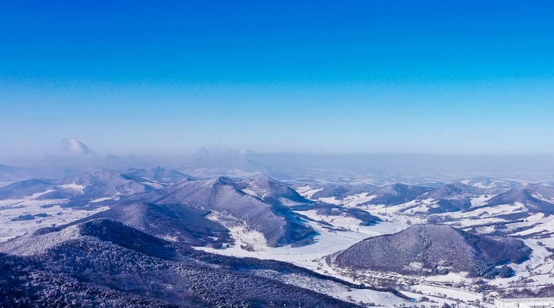 南方人喜欢夏天漂流，北方人喜欢冬天漂流，雪山中漂流太刺激啦