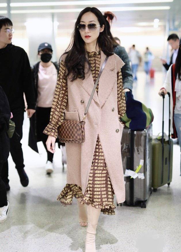 个性 韩雪这双“木棍腿”太长了，踩0.1cm厚的鞋子都挡不住，牛！