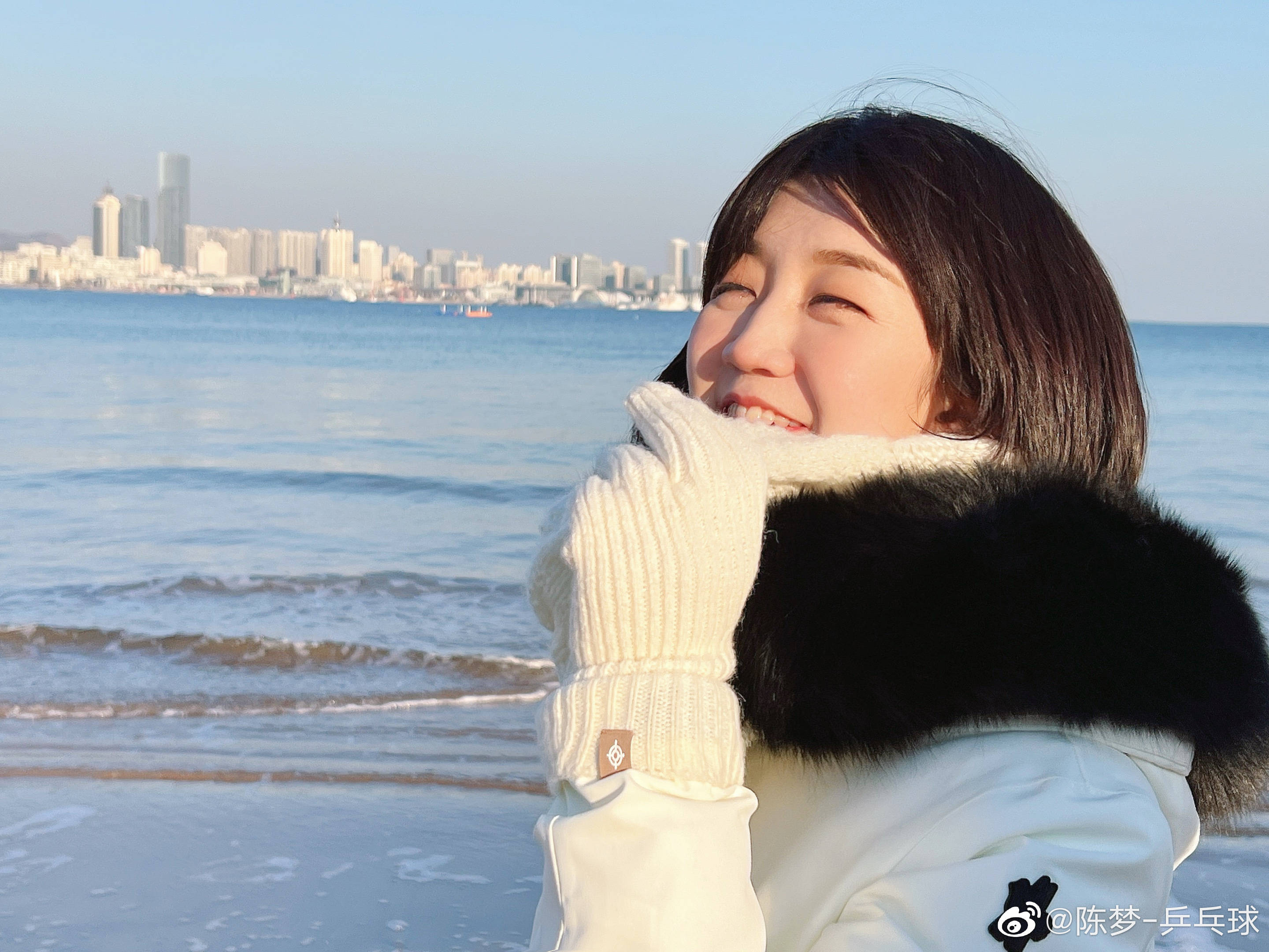 东京|美丽的奥运冠军！陈梦晒2022新照：28岁青岛姑娘一身白，活力四射