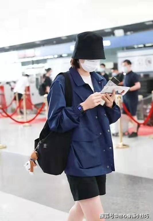 配饰 姚安娜机场造型认不出!穿国货变低调太意外,戴帽子盖住脸更有范