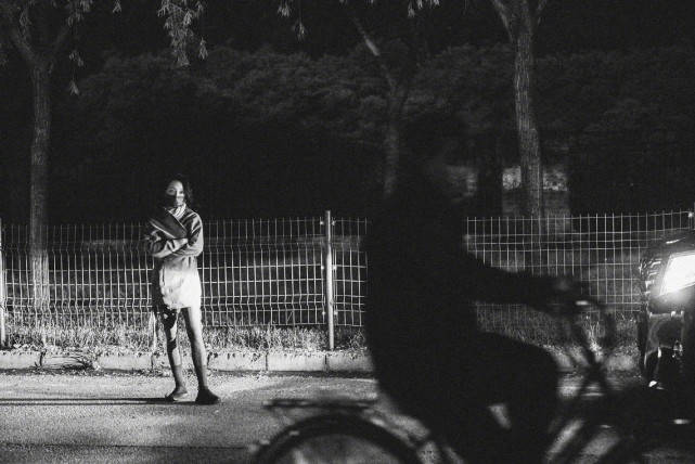 周迅 周迅街头随便拍都惊艳!裹着丝巾尽显高级感,人间香奈儿真不逊色