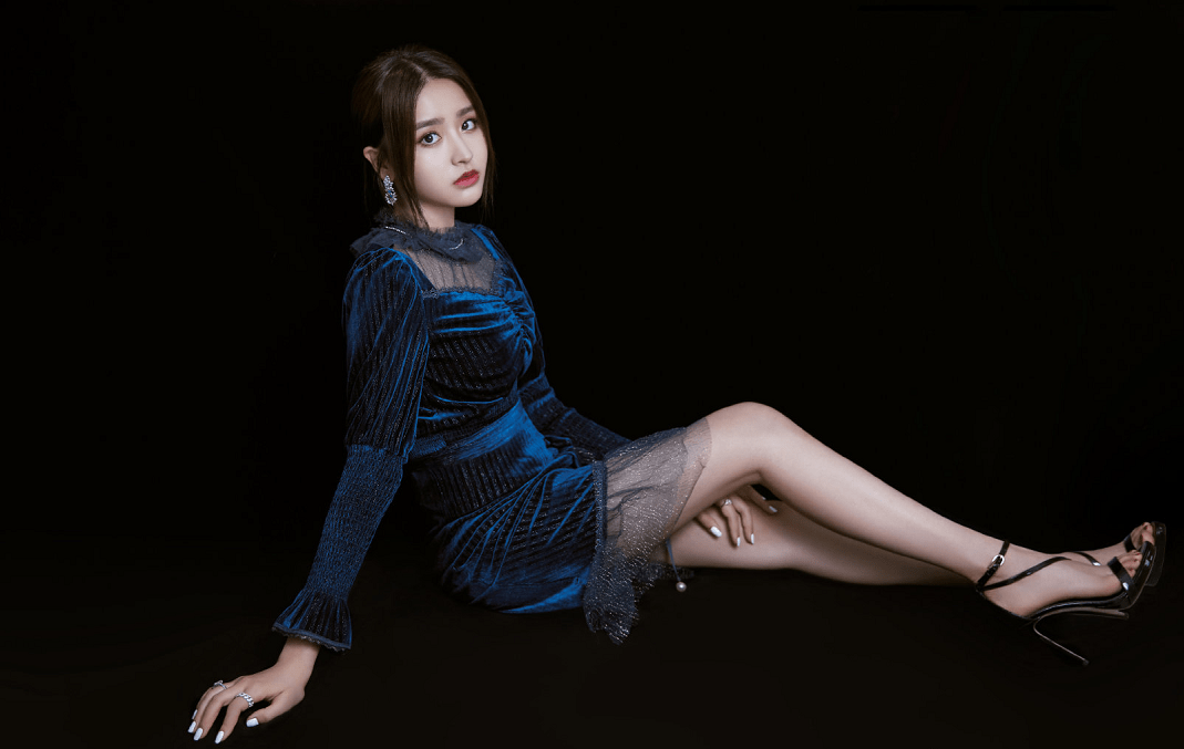 短裙 女偶像都太拼了，裙子短到露出白边打底，一般人都不敢轻易穿出门