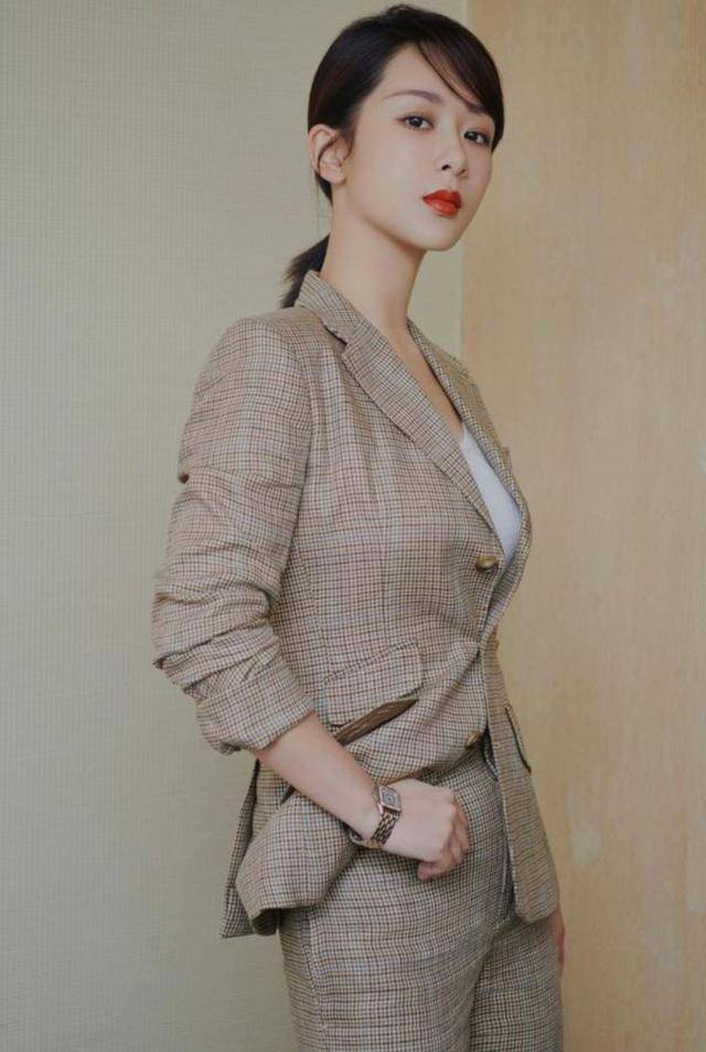 毛衣 杨紫时尚审美真不差，毛衣配皮裤甜美可爱，扎着马尾还宛如17岁