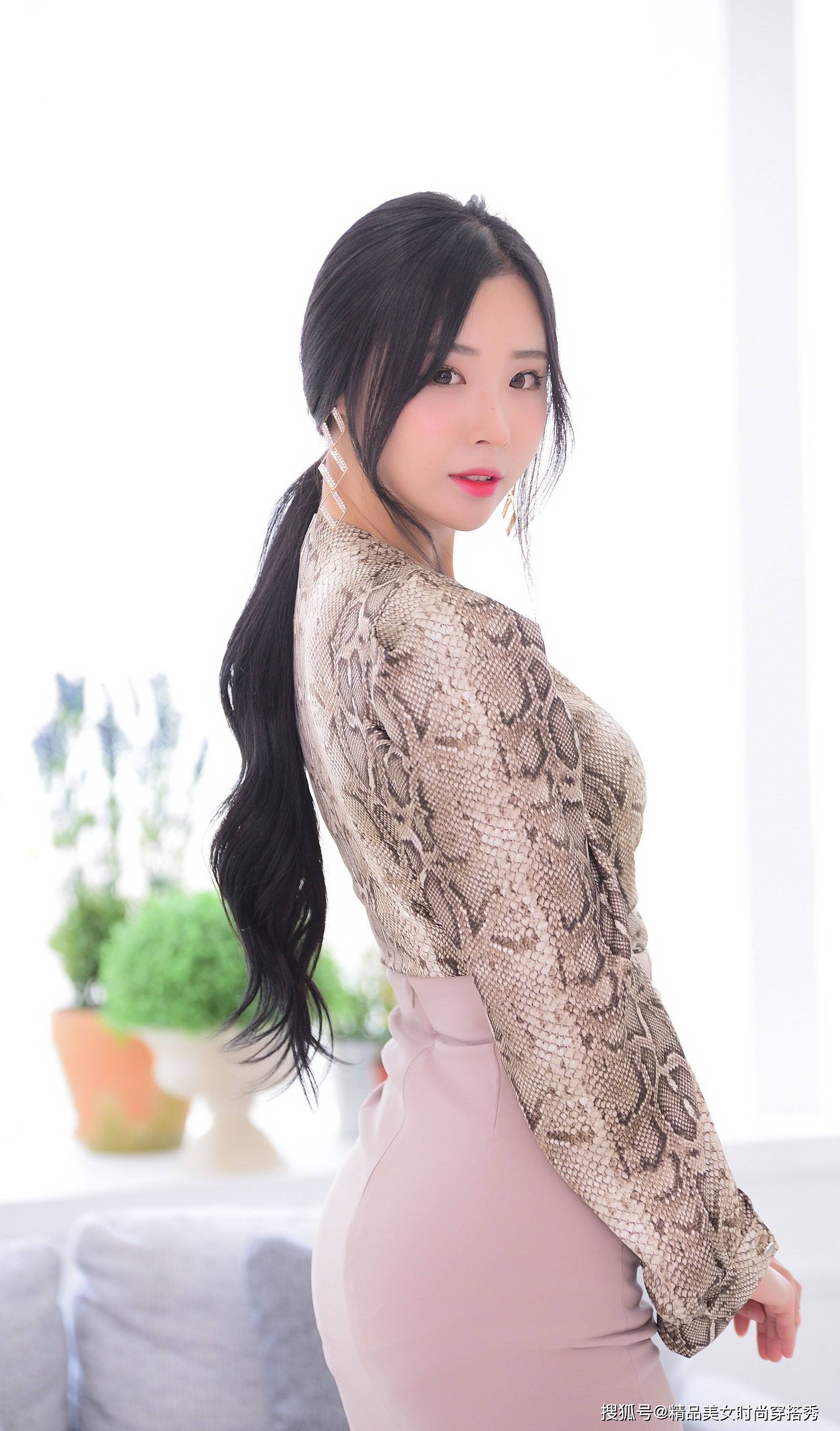 感觉 衬衫穿腻了？试试冷酷的蛇纹，上身又帅又高级，吸睛又时尚