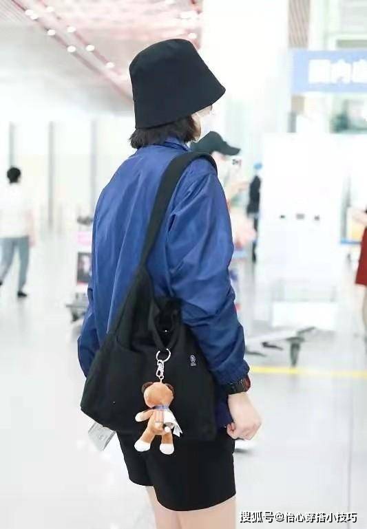 配饰 姚安娜机场造型认不出!穿国货变低调太意外,戴帽子盖住脸更有范