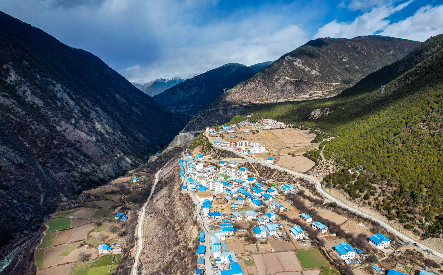 雪山|西藏与云南交界处的悬崖村，进出道路难行，风光却美如世外桃源