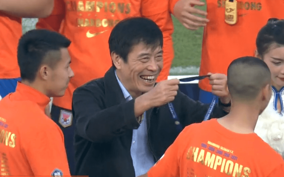 山东泰山|陈戌源笑着颁奖，郝伟吻金牌，德尔加多开香槟，孙准浩披韩国国旗
