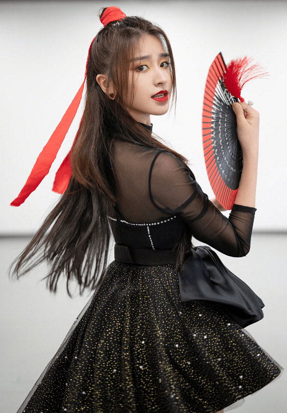 短裙 女偶像都太拼了，裙子短到露出白边打底，一般人都不敢轻易穿出门