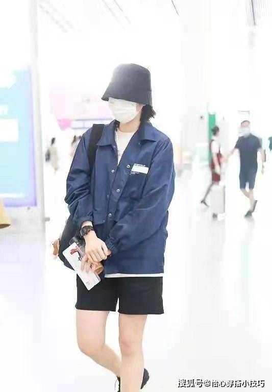 配饰 姚安娜机场造型认不出!穿国货变低调太意外,戴帽子盖住脸更有范