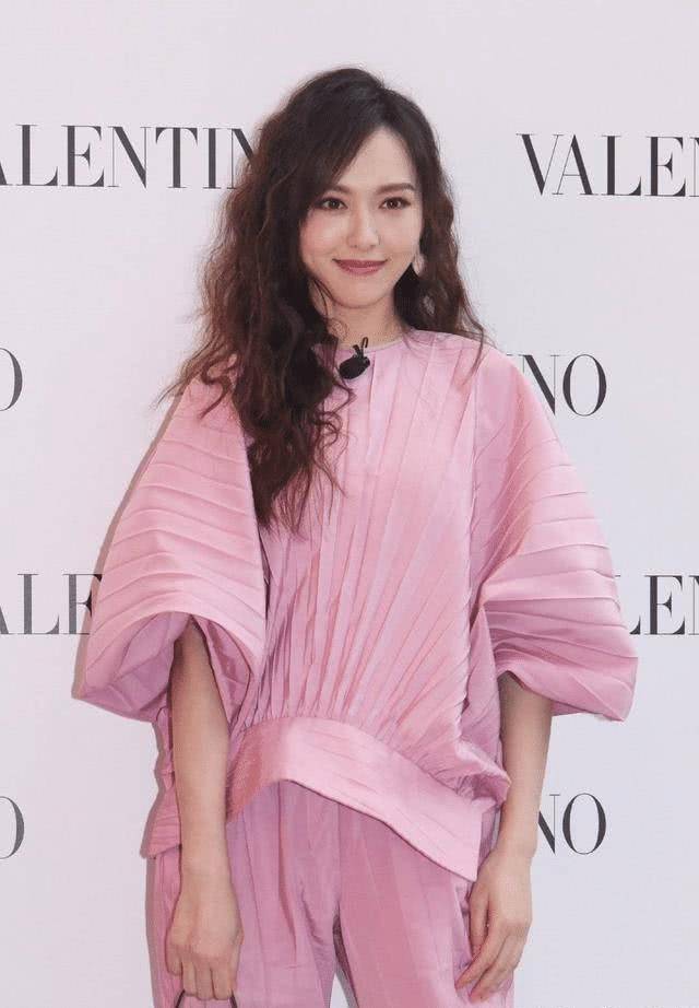 超越 红毯礼服贵的就好？梅婷、热巴高定翻车，杨超越却凭百元裙子惊艳