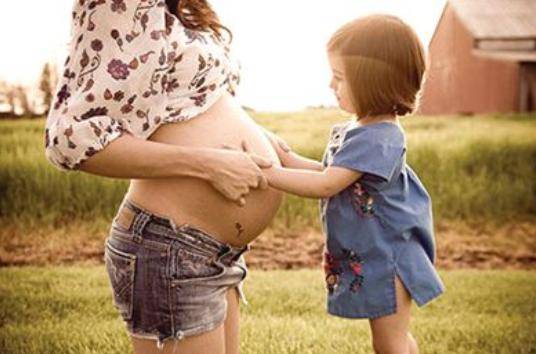 什么|谢娜晒三个女儿日常照，跳跳俏俏写作业超可爱，二胎生活令人向往