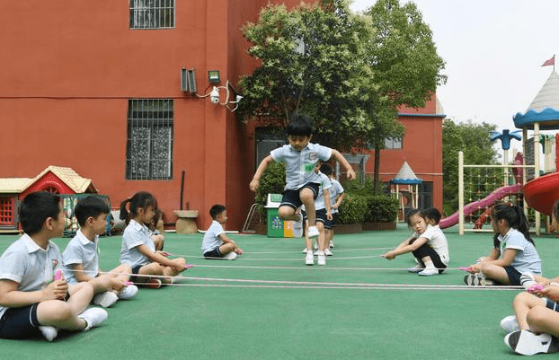 家长|低龄学生的怪现象，幼儿园里“光芒四射”，到了小学“泯然众人”