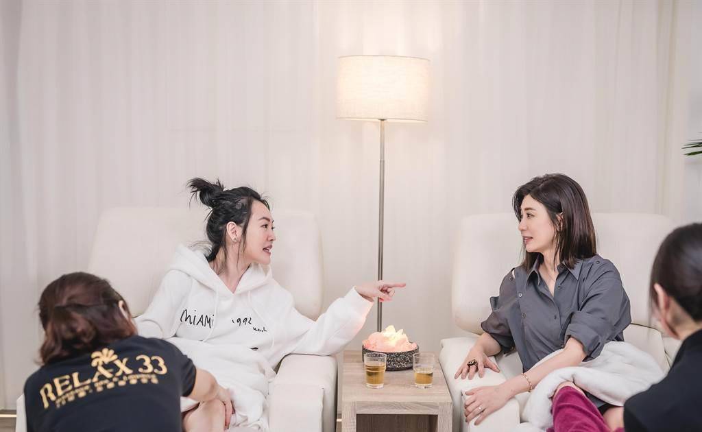 什么|小S和贾静雯聊私密话题，双方幽默秒懂，贾静雯害羞到难以招架