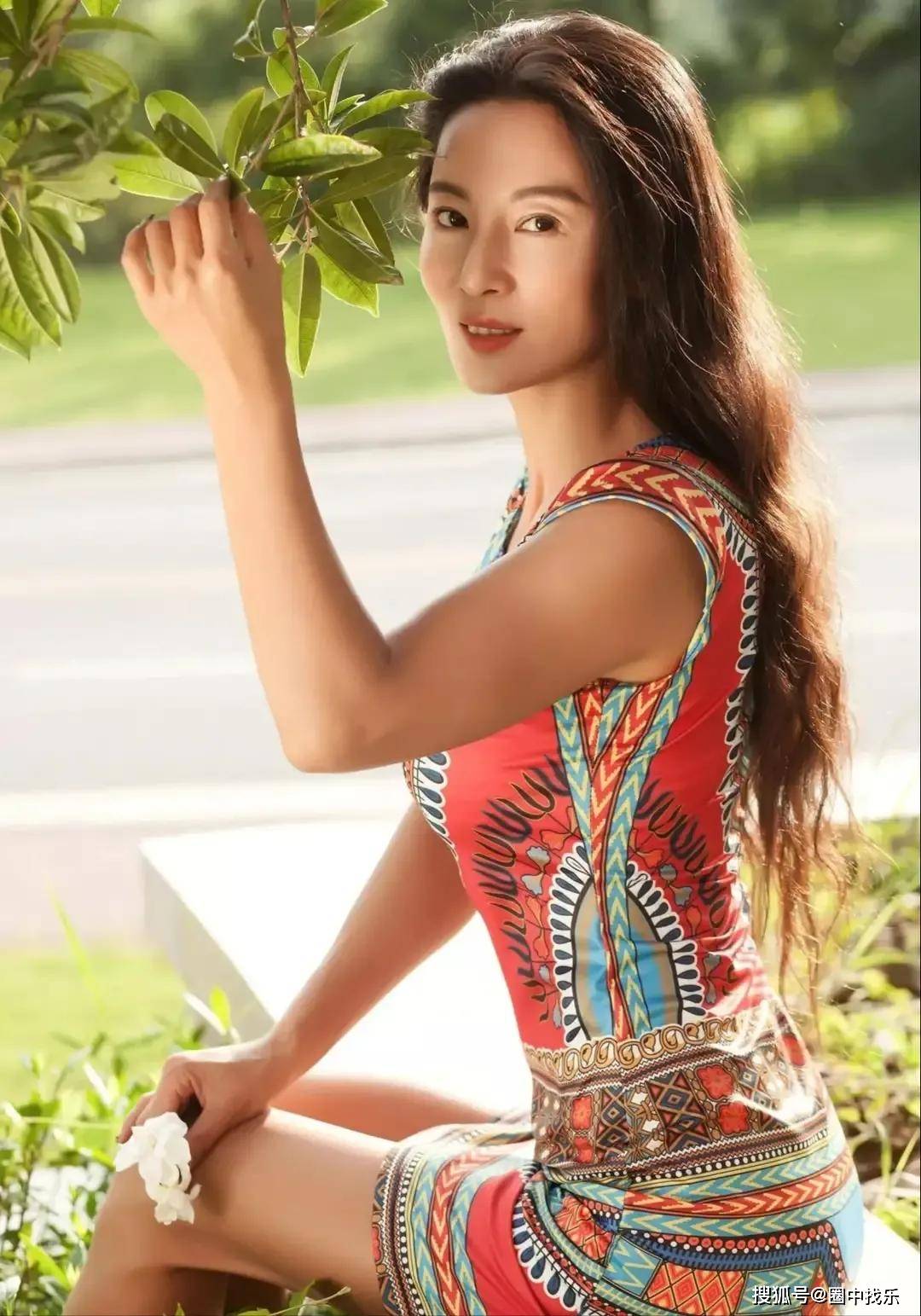 酷爱健身,身材凹凸有致性感迷人,被赞为"冻龄女神"_年龄_刘叶琳_成迷