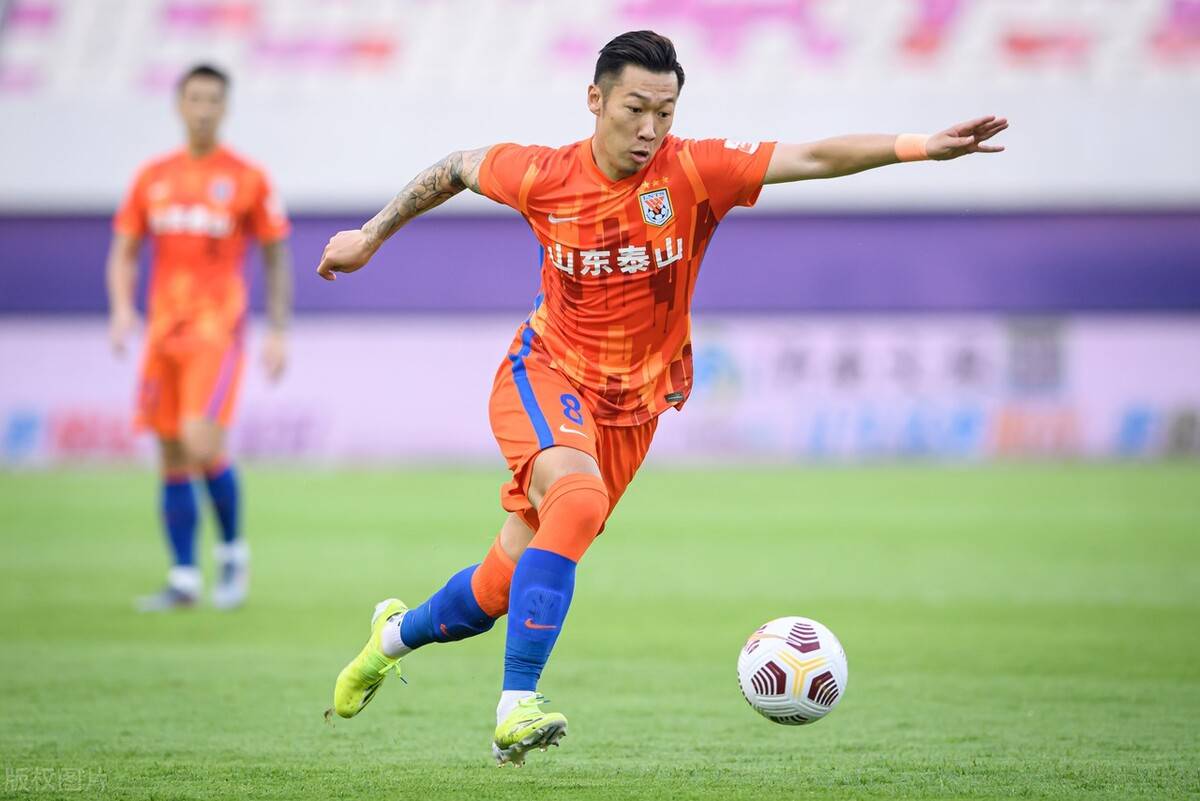 原创足球山东泰山领奖父子兵徐新进步最大国足大名单归化是重点