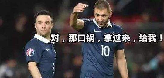 里昂|本泽马太逗了！皇马9号展现一身肌肉，同时还有一身拔火罐的印记