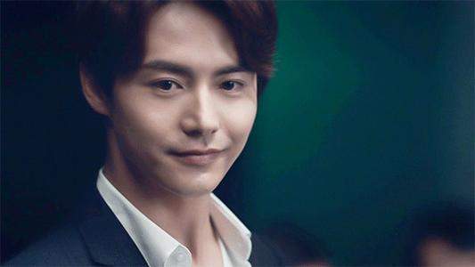 桃花自带“唇珠”的5位男星，有人面若桃花，有人邪魅挑逗，太迷人了