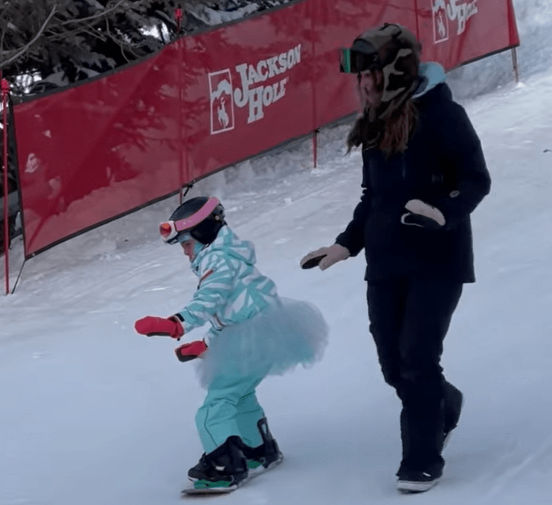 瓦妮莎|瓦妮莎晒全家滑雪照：故地重游，一番话让人泪目，女儿天赋惊人！