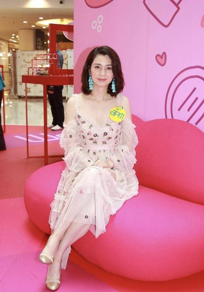 女儿 洪欣女儿不愧是妈妈的“小棉袄”，工作生活形影不离