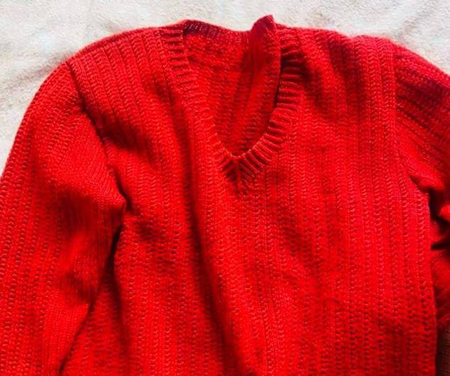 原创             山东爸爸结婚穿着妈妈织的红毛衣，20多年后女儿再穿，毫无违和感