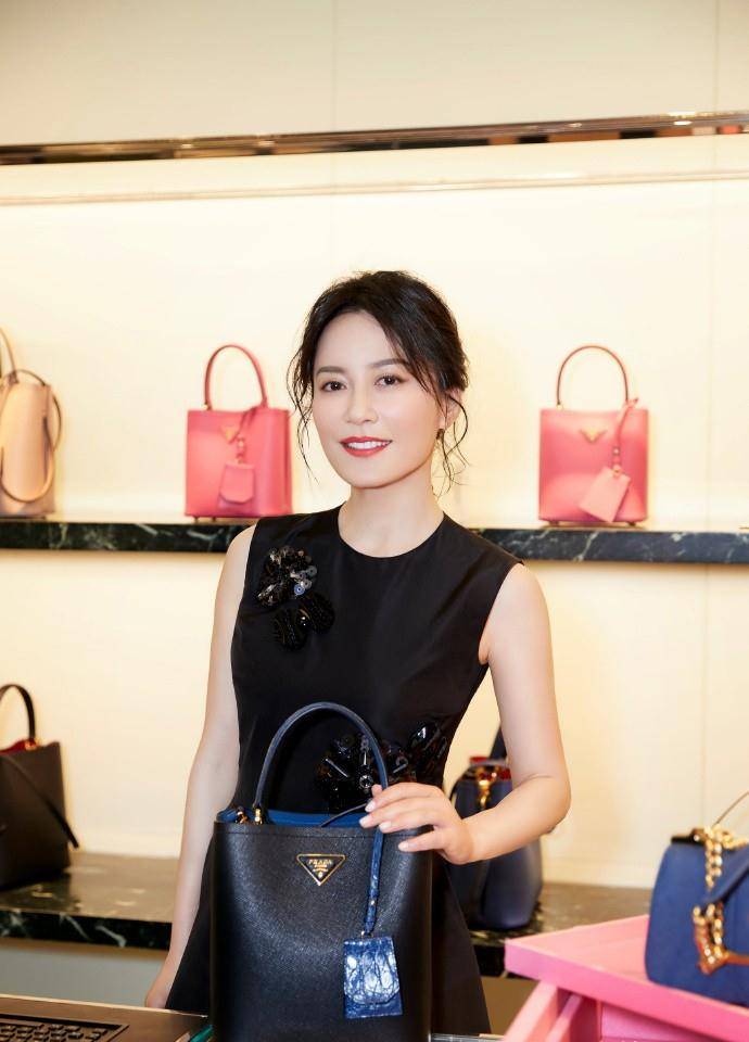 一身 俞飞鸿终于换风格!一身露肩小黑裙配针织衫美的惊艳,真的48岁?