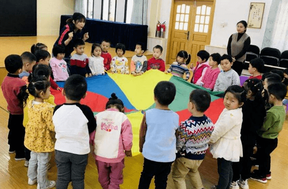 家长|一名幼儿园老师抱怨工资太低，家长却不买账，反问钱到哪里去了