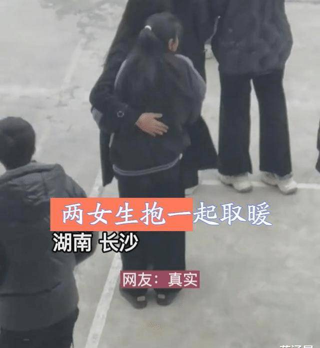 部位 湖南：高校女生做早操，穿裤袜短裙，寒风中冻得瑟瑟发抖