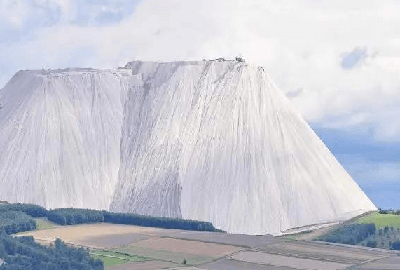 世界最多盐的山，有3亿吨盐还在不断增加，希望游客每人带一包走