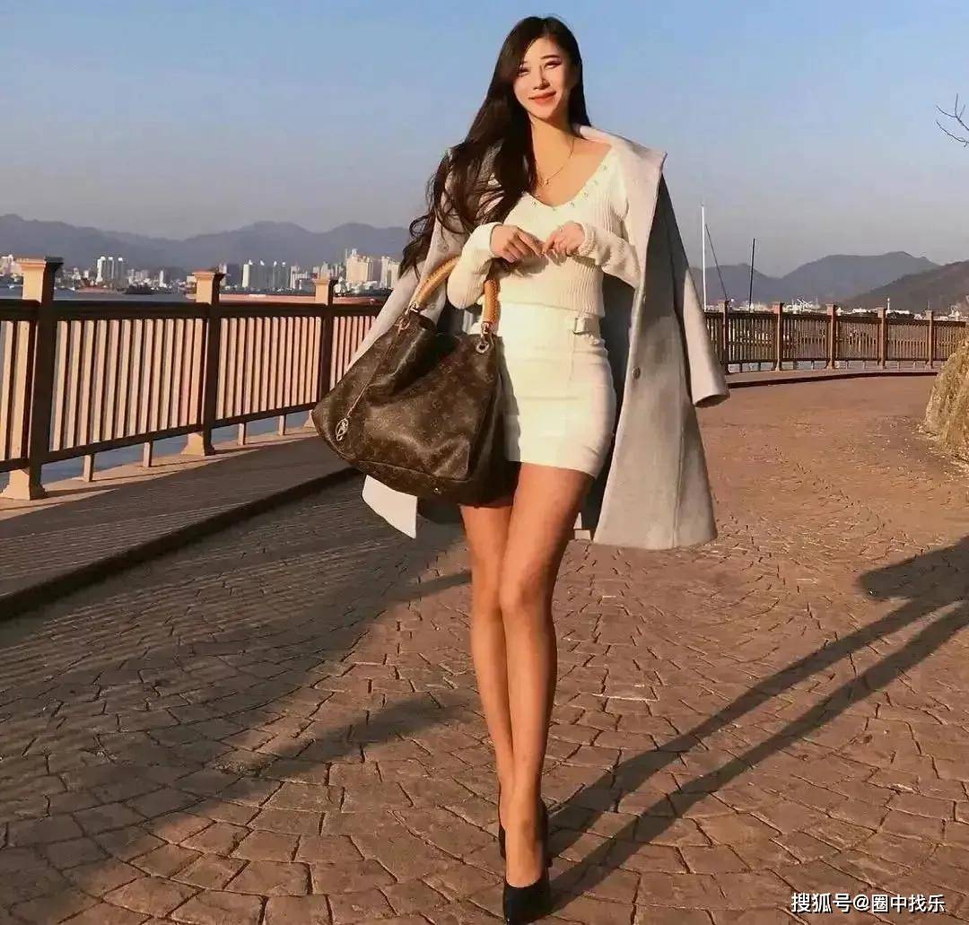 原创             韩国九头身模特，御姐长相搭配性感身材，被称赞为“真人版女帝”