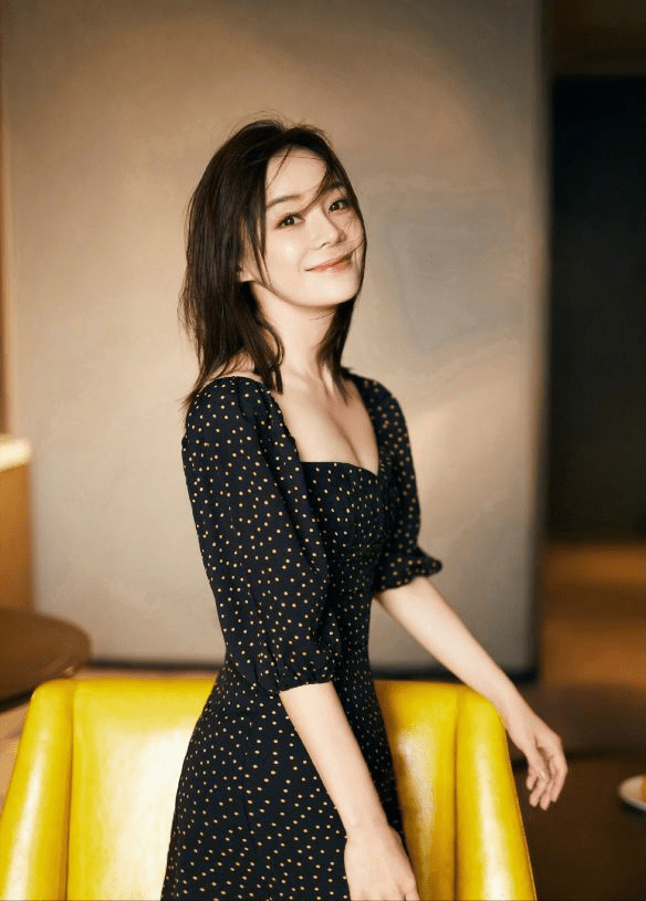 样式试问袁姗姗这身材谁不服气？穿条吊带皮裙，侧边还要开起高叉秀腿