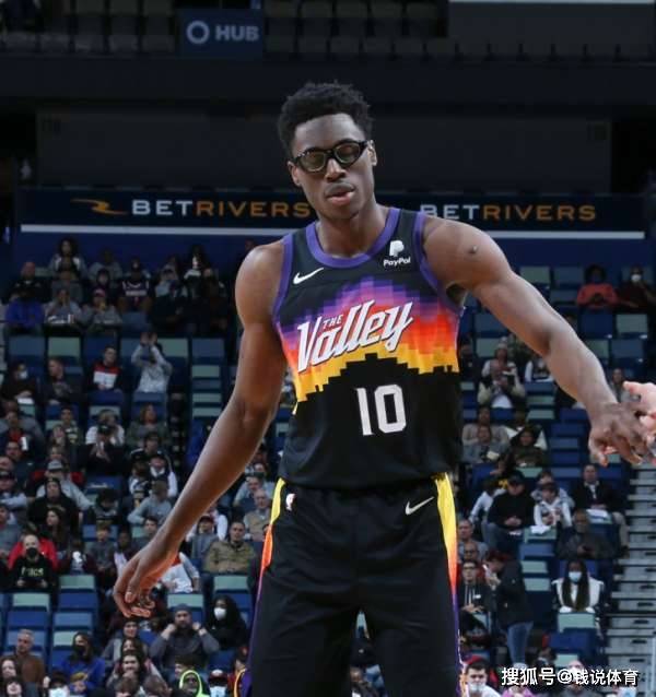 本赛季杰伦史密斯场均7.8分5.4篮板,投篮命中率51%.