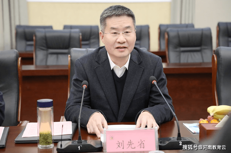 黄淮学院召开离退休老同志年终通报会暨新春团拜会_工作_刘先省_发展