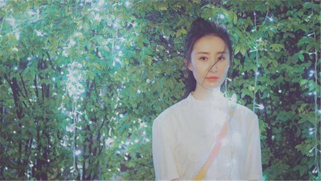 发型看了舒畅的长发后，终于明白她为何剪摩卡波波头发型，漂亮又减龄