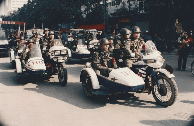 豫皖地区悍匪卞况,作案21起,杀害41人,警察勘察现场时他在围观