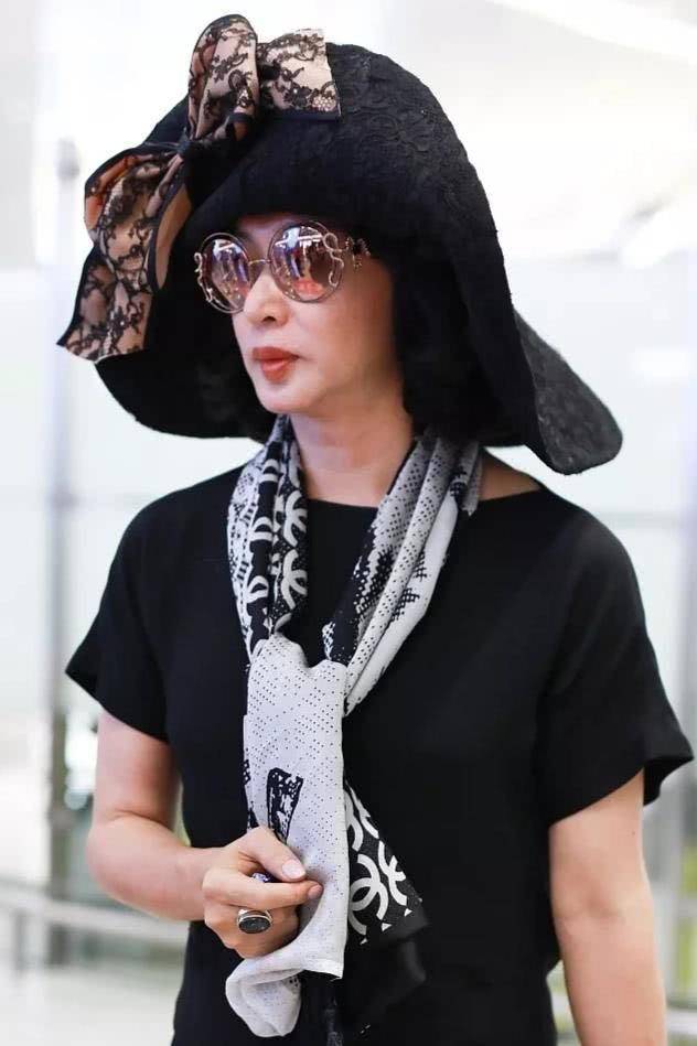 其实金星做女人挺成功的,比这女人还要精致时髦,身上的装饰品都是非常