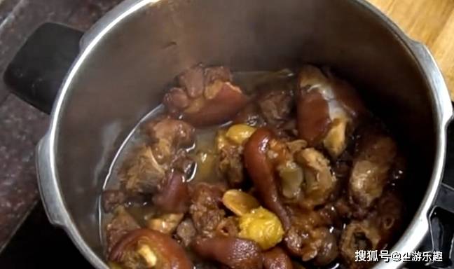 猪脚怎么焖才好吃一点 086bf9b5bf104d50ab875c418392432a.jpeg