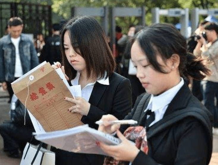 BOB全站乡镇公务员开始招聘部分岗位“三不限”门槛比以前更低了(图5)