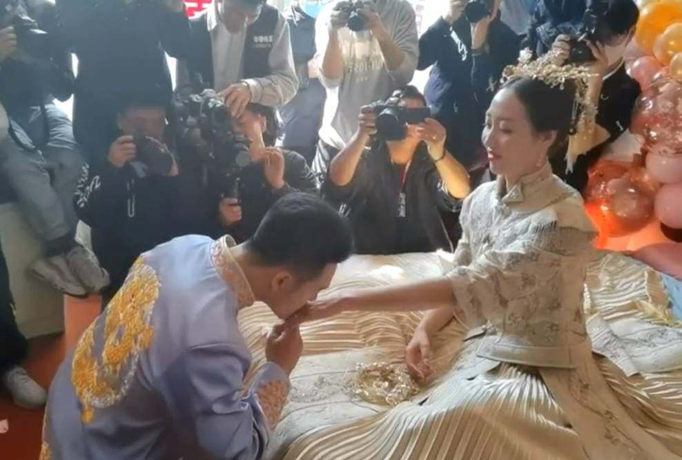 中国举重奥运冠军与女排姑娘大婚现场:开劳斯莱斯,现场挤满人_石智勇