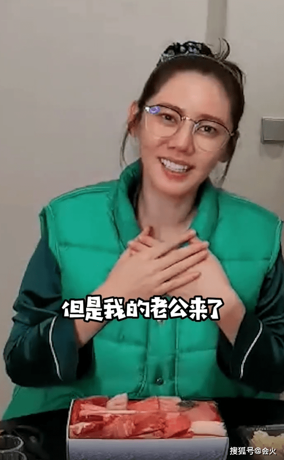秋瓷炫和老公深夜喝酒落泪！素颜出镜面容消瘦，不停擦眼泪惹人怜