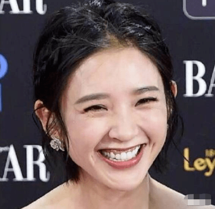 一笑就露馅,这15位明星的牙,"丑"得千奇百怪,太出乎意料_牙齿_笑容_唐