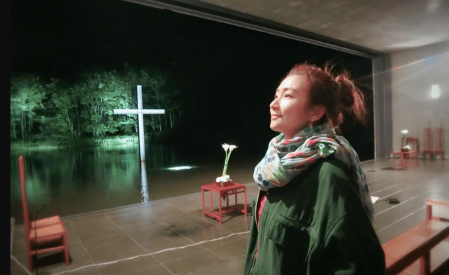 张轩睿任家萱Selina好会穿,黑白混色阔腿裤配系带牛仔外套,气质真好