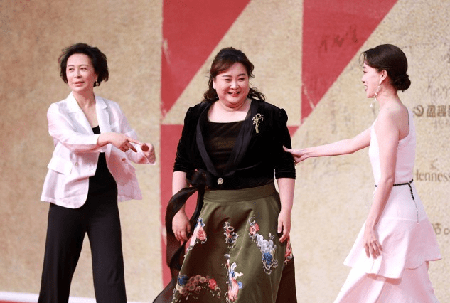 刘佳 刘佳演活了“任长霞”，演红了“贾玲妈”，穿西装配长裤优雅知性