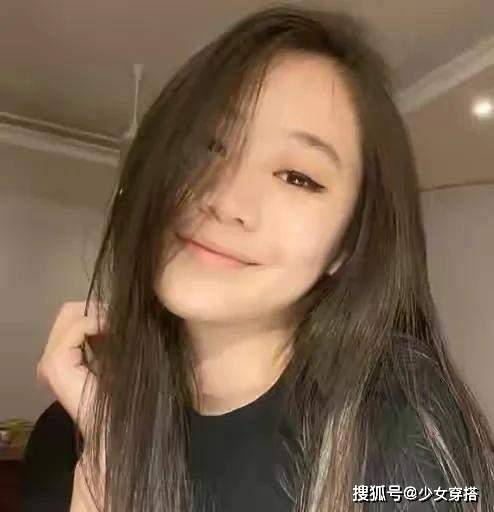 李连杰 李连杰小女儿病情转好罕晒自拍，化浓妆像网红，紫衣紫眼影太媚俗