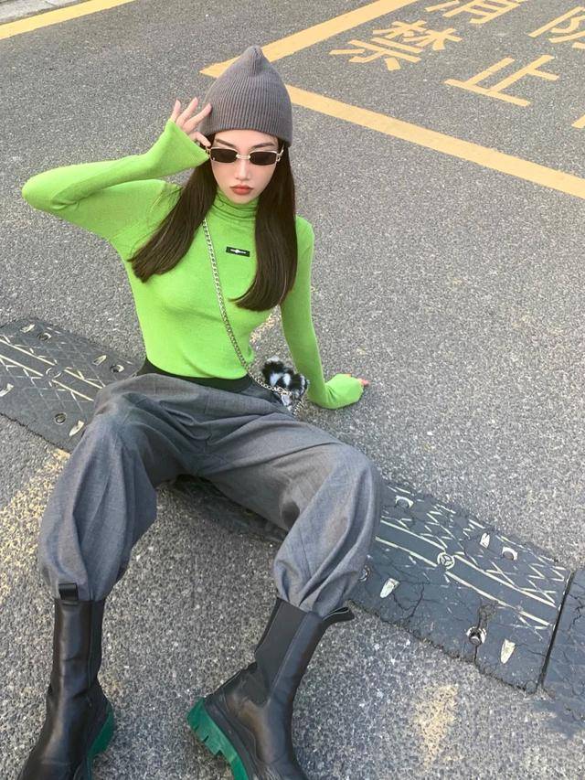 工装裤 绿色针织衫怎么搭配,几组好看的搭配look,轻松穿出时髦范